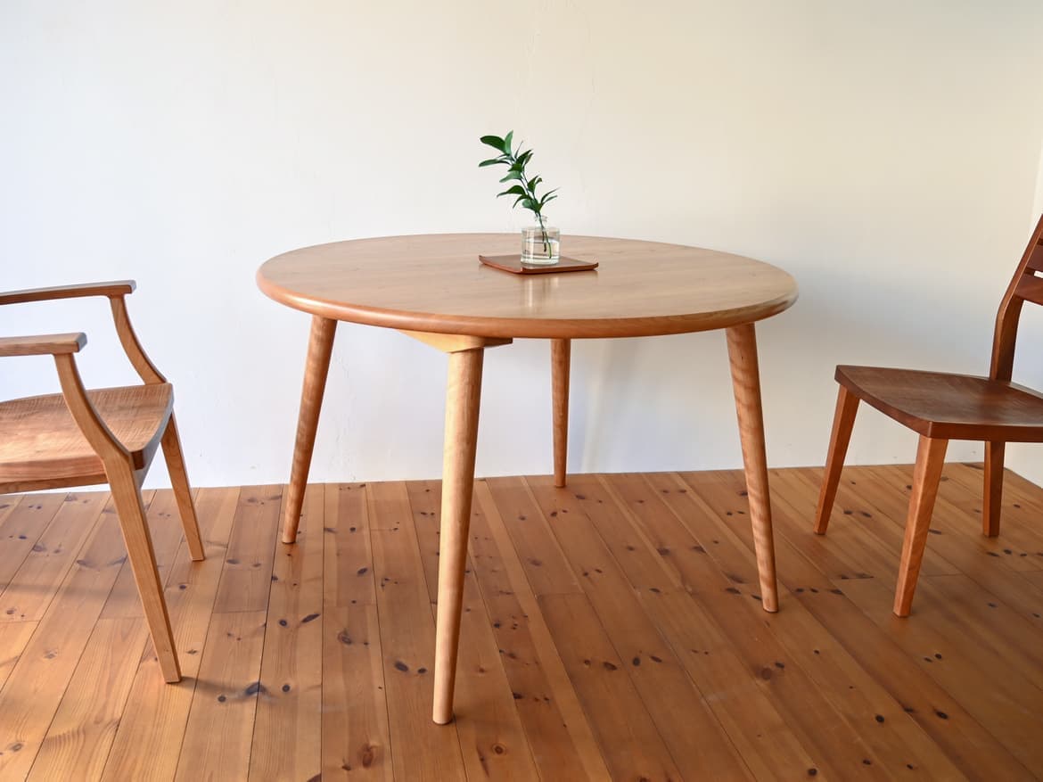 丸テーブルと椅子